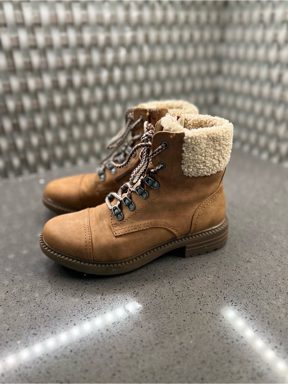 Report Neema Tan combat boots with a faux-fur lining and zipper closure 8.5 m